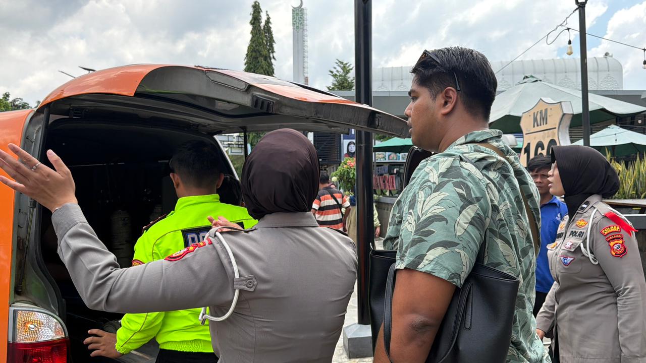 Ops Ketupat Lodaya 2026, Polisi Sigap Tangani Pemudik Terjatuh di Rest Area