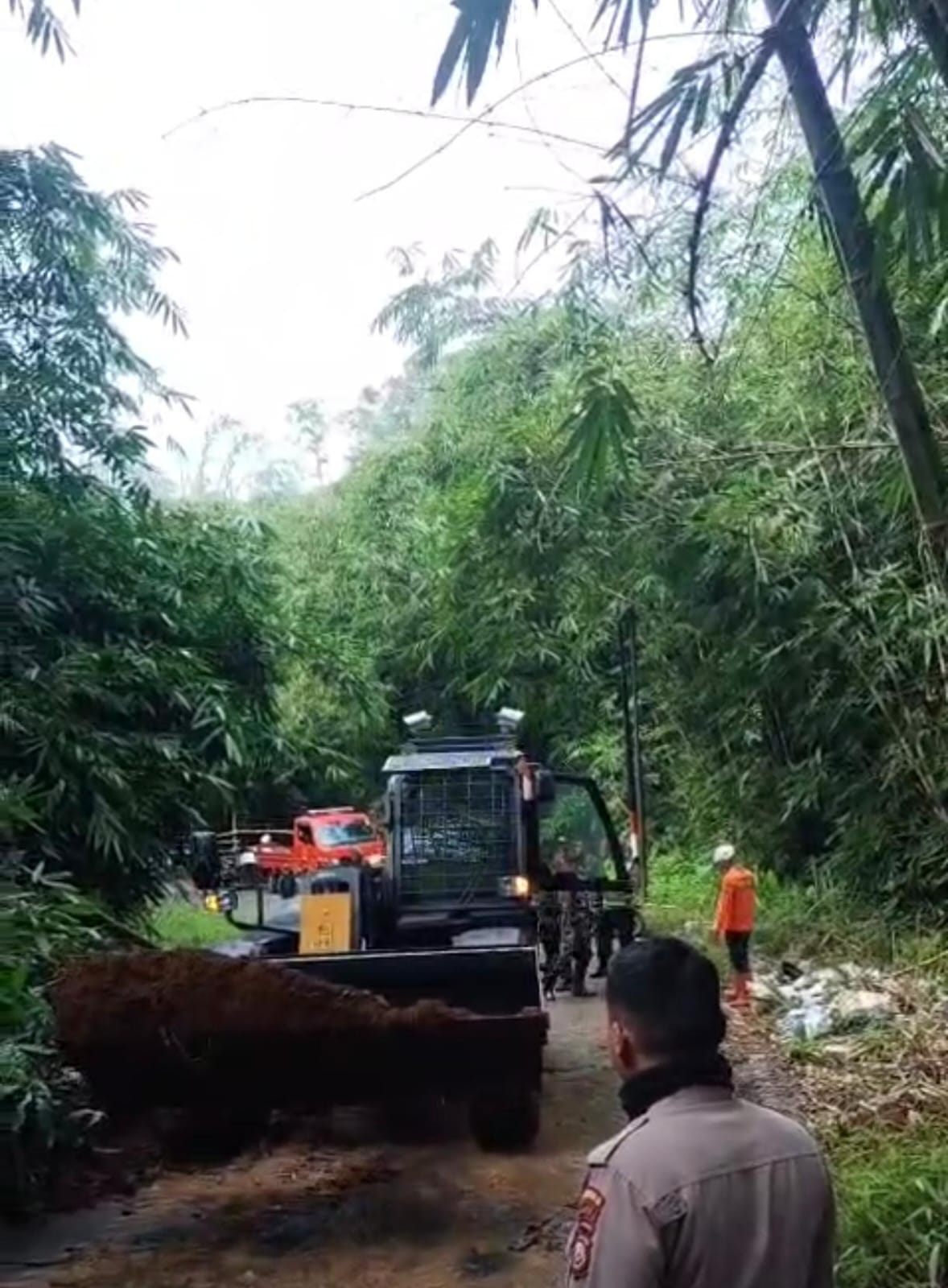 Sigap Tangani Longsor, Polisi Bersama Tim Gabungan Buka Akses Jalan Garut–Sumedang