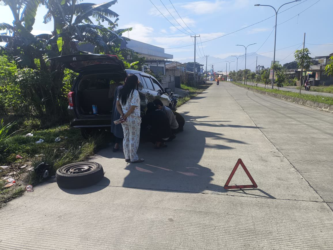 Aksi Humanis Polisi, Bantu Pengendara Ganti Ban Bocor di Jalan Ibrahim Adjie