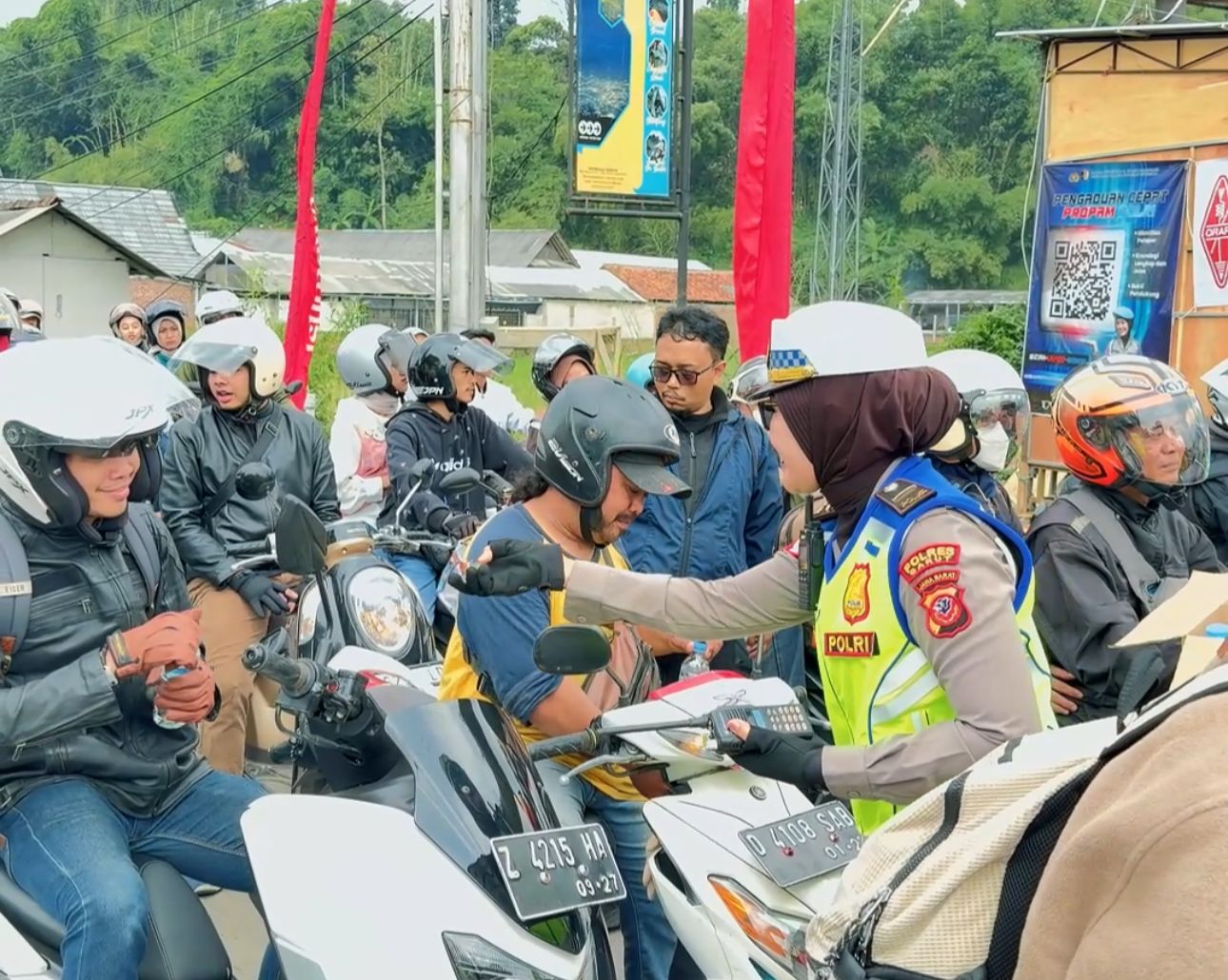 Humanis di Tengah Rekayasa Lalu Lintas, Polisi Bagikan Makanan untuk Pengendara di Pos Pam Kubang