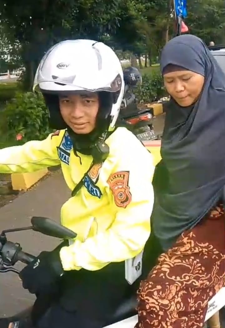 Polisi Antar Ibu Pemudik yang Tertinggal di Rest Area KM 164 menuju Gate Tol Kertajati
