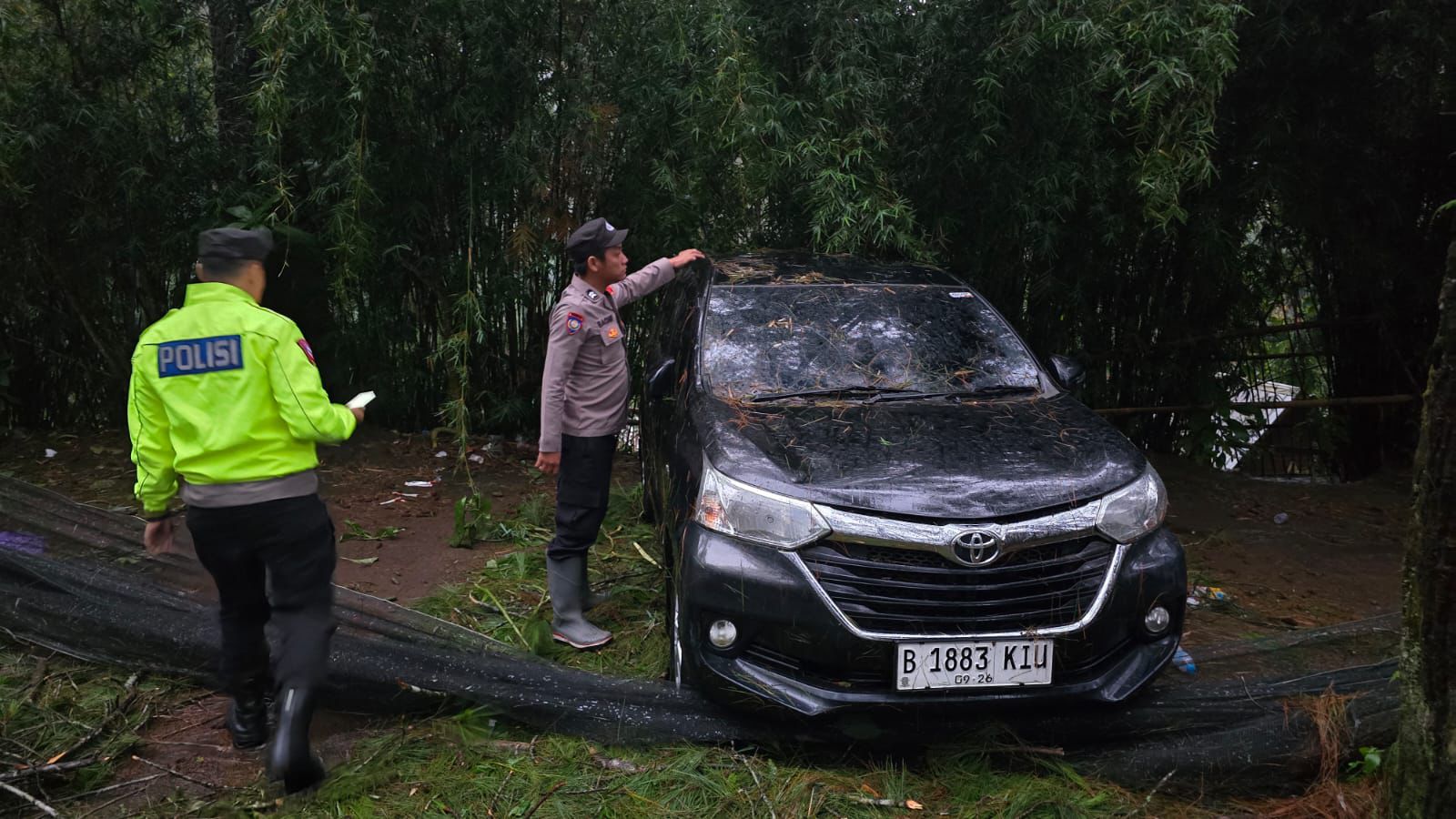 Hujan Angin Terjang Pangalengan, Sejumlah Pohon Tumbang Timpa Kendaraan dan Tutup Akses Jalan Hujan Angin Terjang Pangalengan, Sejumlah Pohon Tumbang Timpa Kendaraan dan Tutup Akses Jalan