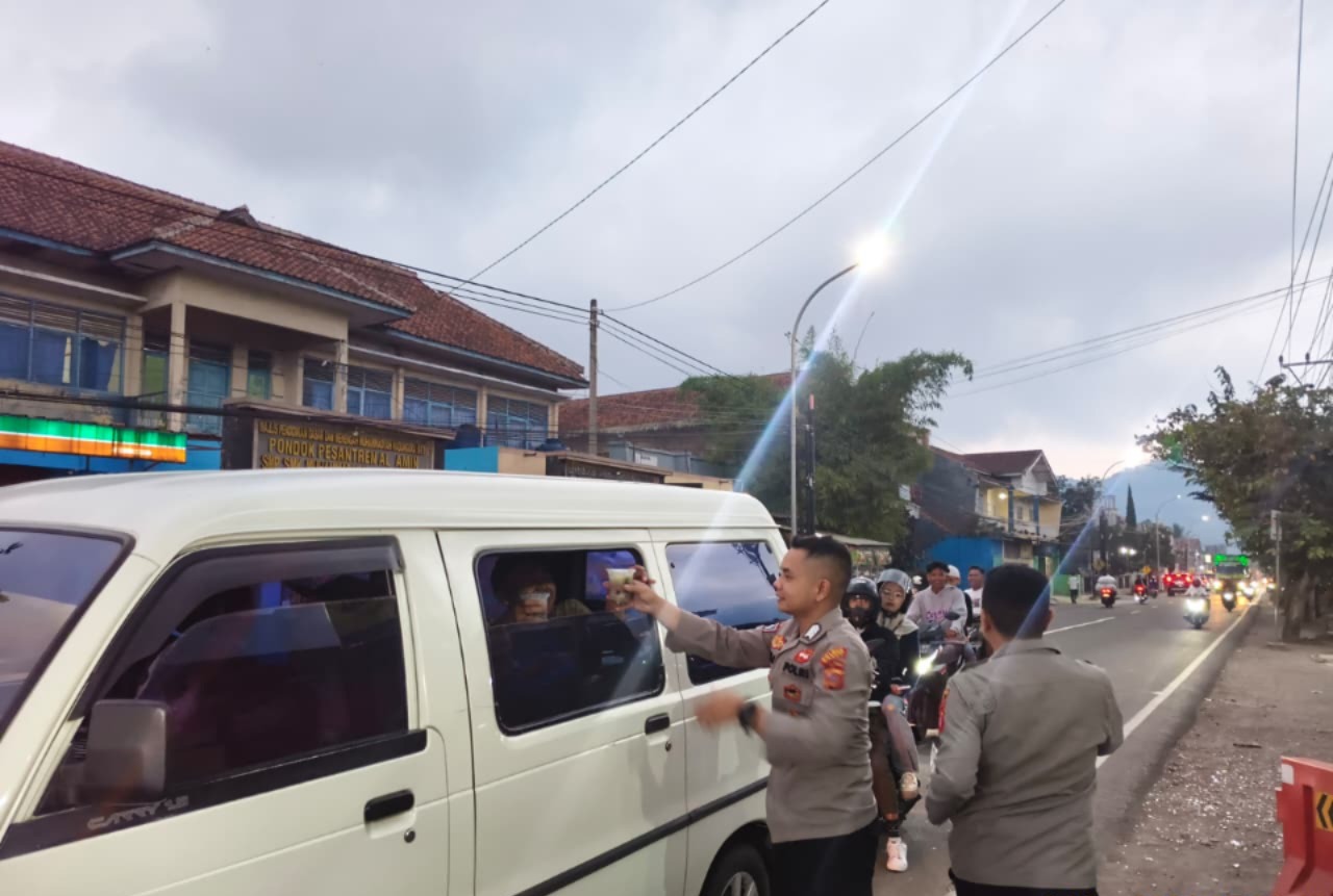 Indahnya Berbagi di Bulan Ramadhan, Polsek Kadungora Tebar Takjil untuk Masyarakat