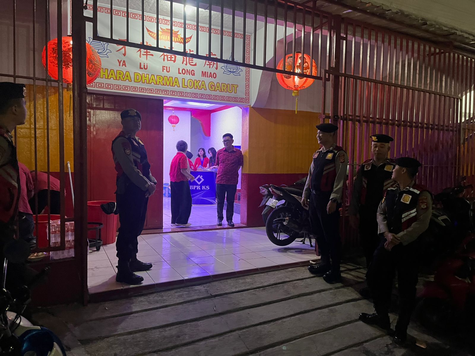 Kapolres Garut Pimpin Pengamanan Perayaan Imlek dan Malam Cap Go Meh 2577/2026 di Vihara Dharma Loka Kapolres Garut Pimpin Pengamanan Perayaan Imlek dan Malam Cap Go Meh 2577/2026 di Vihara Dharma Loka