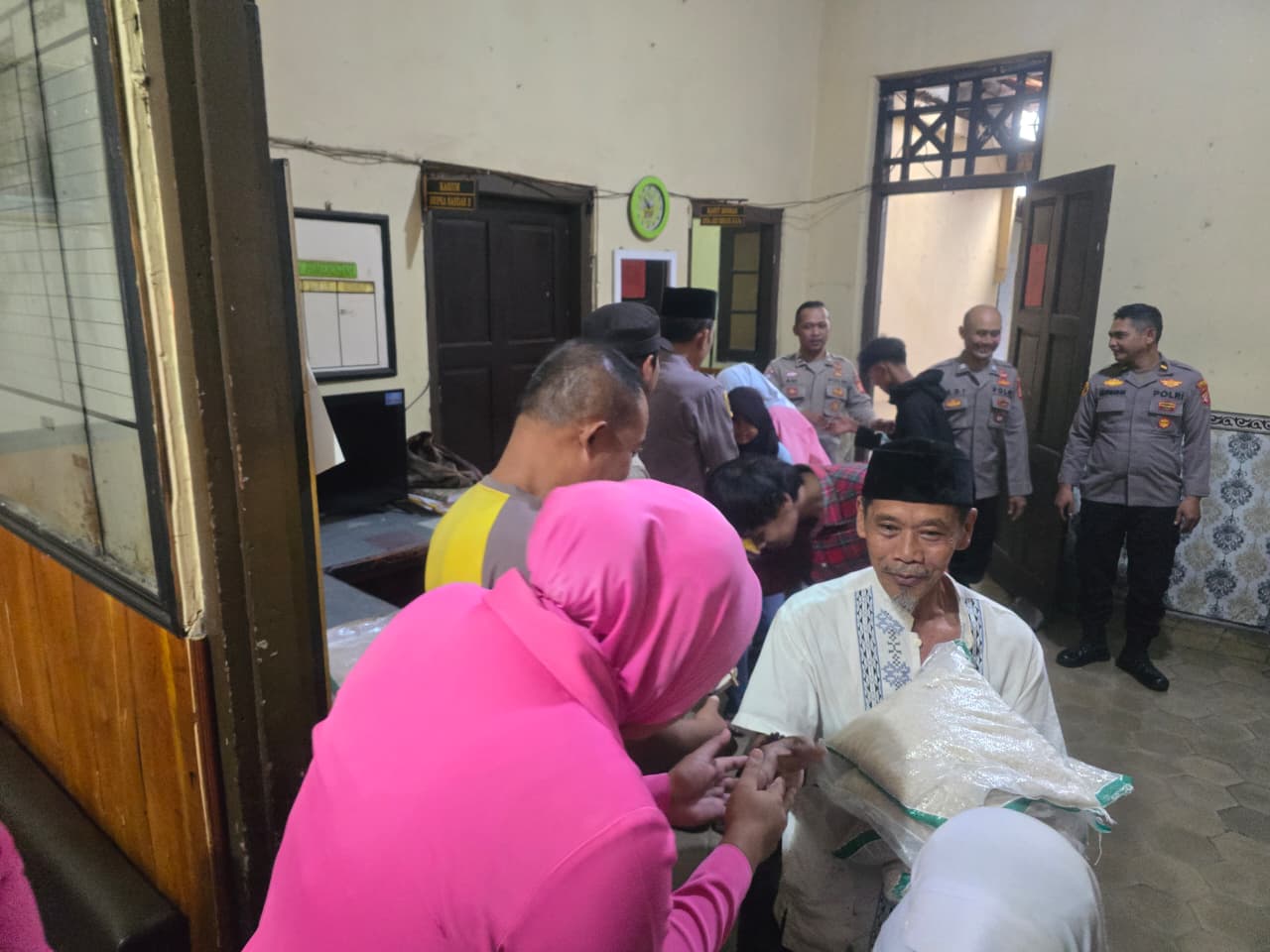 Ramadhan Penuh Berkah, Polsek Cibatu Bagikan 100 Paket Sembako untuk Dhuafa dan Anak Yatim