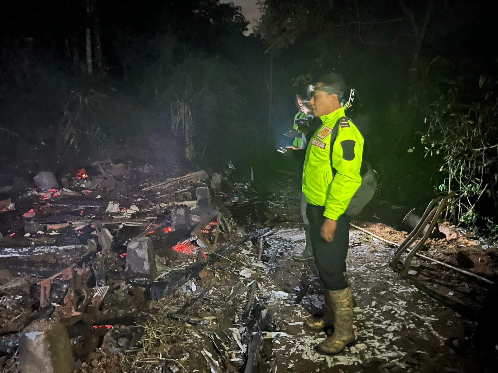 Polsek Banjarwangi Gerak Cepat Cek TKP, Rumah Warga Jayabakti Ludes Terbakar Diduga Akibat Korsleting