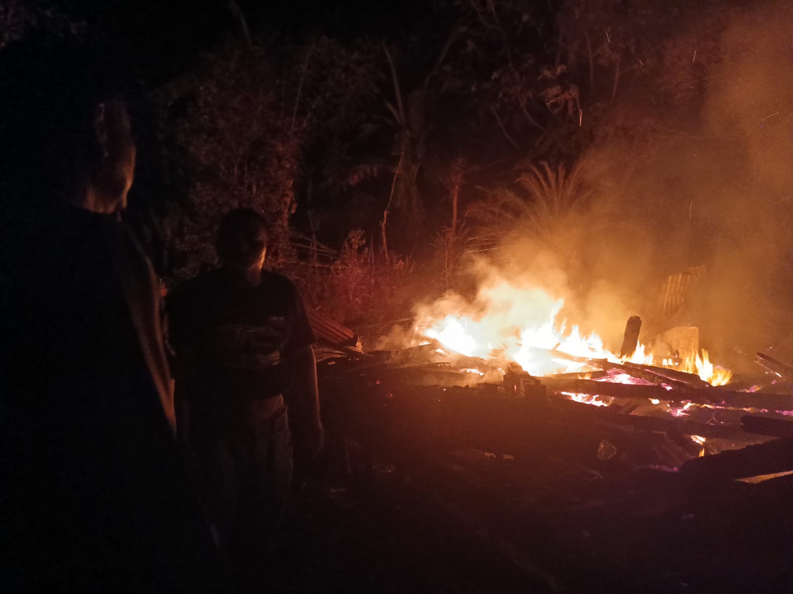 Polsek Cibalong Cek TKP Kebakaran Rumah Karyawan Perkebunan