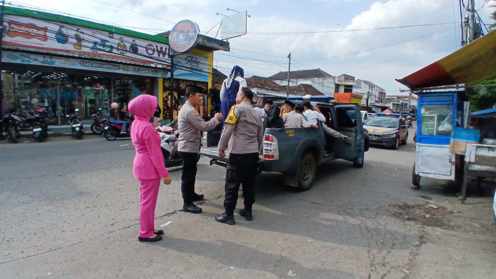 Sentuhan Ramadhan, Kapolsek Wanaraja Ajak Anak Yatim Piatu Belanja Pakaian Lebaran