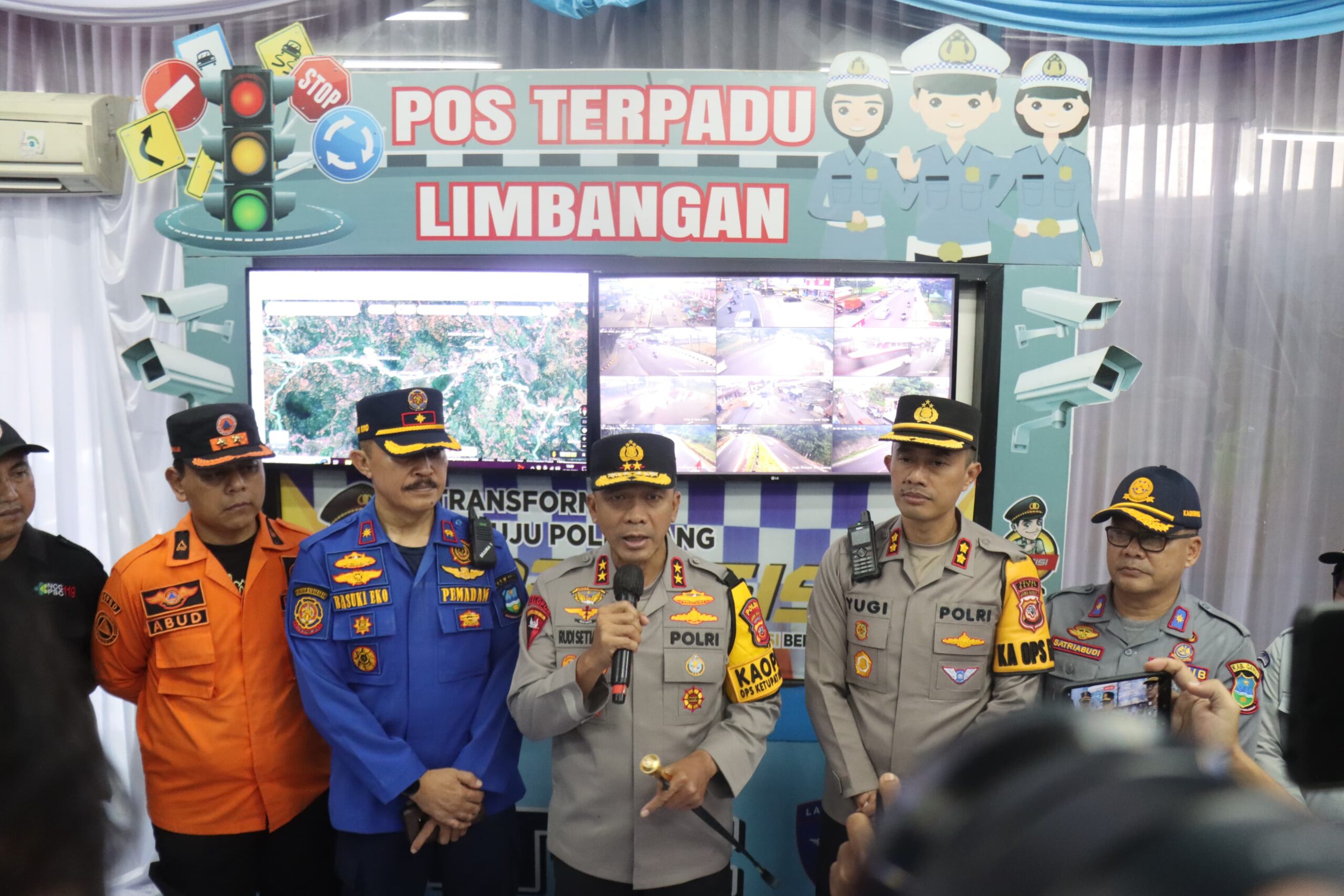 Kapolres Garut Dampingi Kapolda Jabar Tinjau Pos Terpadu GTC Limbangan dalam Ops Ketupat Lodaya 2026