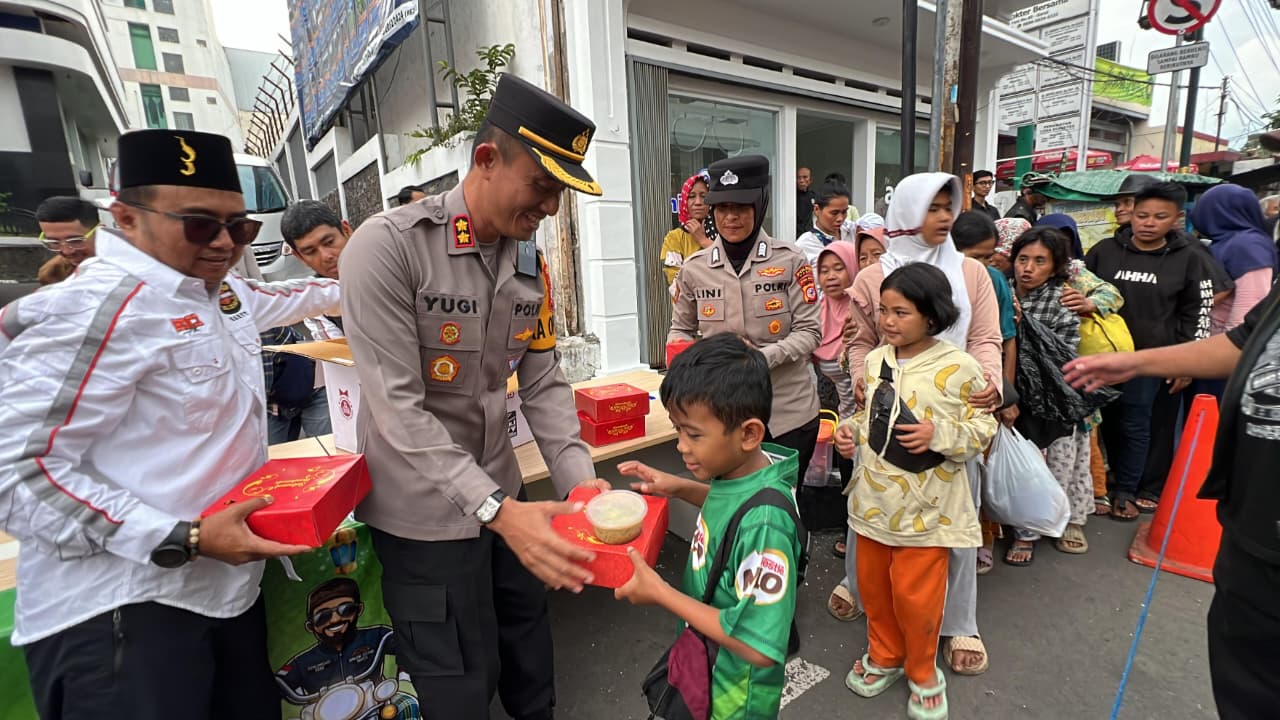 Tebar Kepedulian di Bulan Ramadan, Kapolres Garut Bersama HDCI Bagikan 2.000 Takjil dan Santuni Anak Yatim