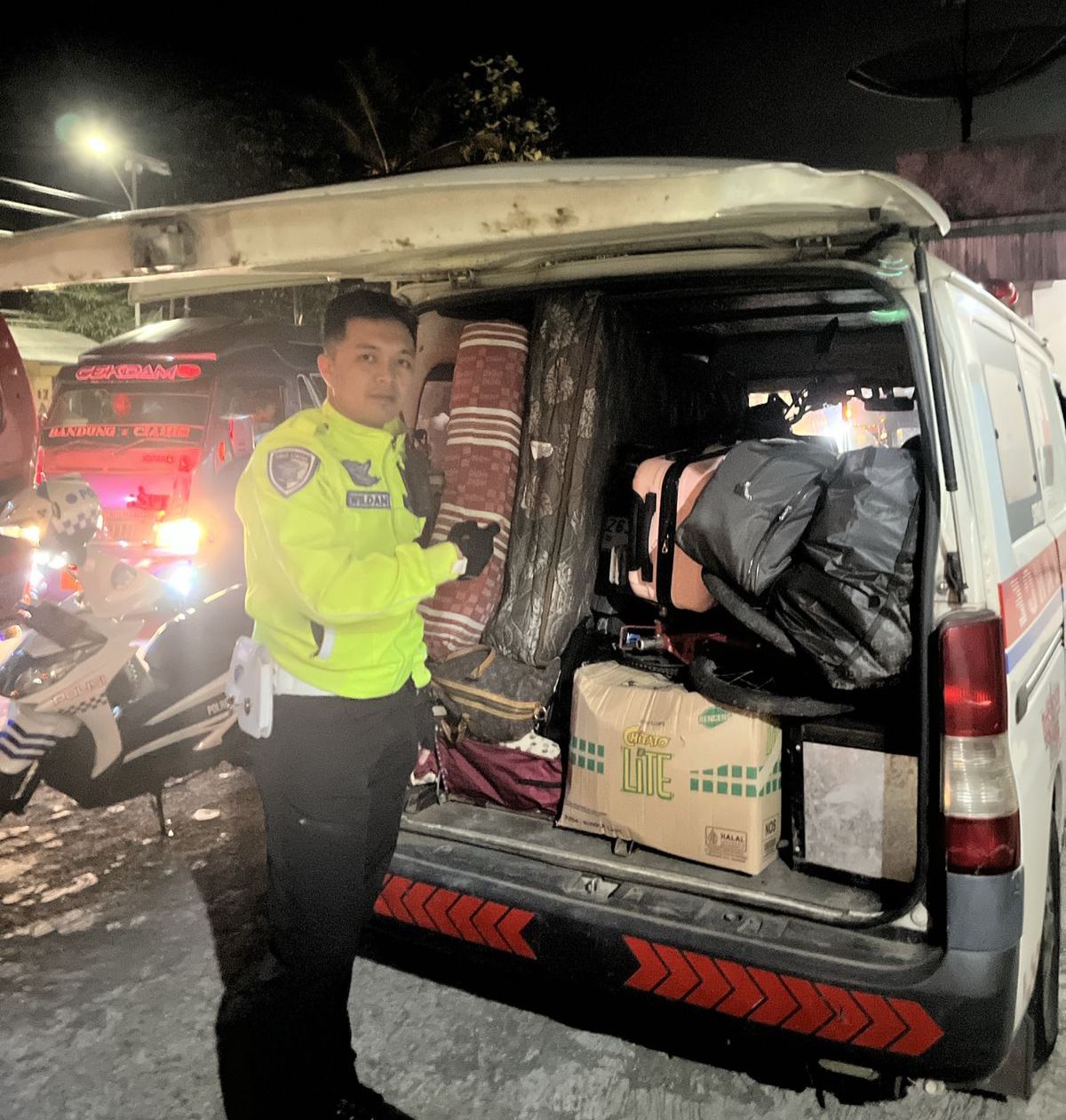 Tim Urai Kemacetan Sat Lantas Polres Garut Tindak Tegas Ambulans Bodong Angkut Pemudik di Malangbong