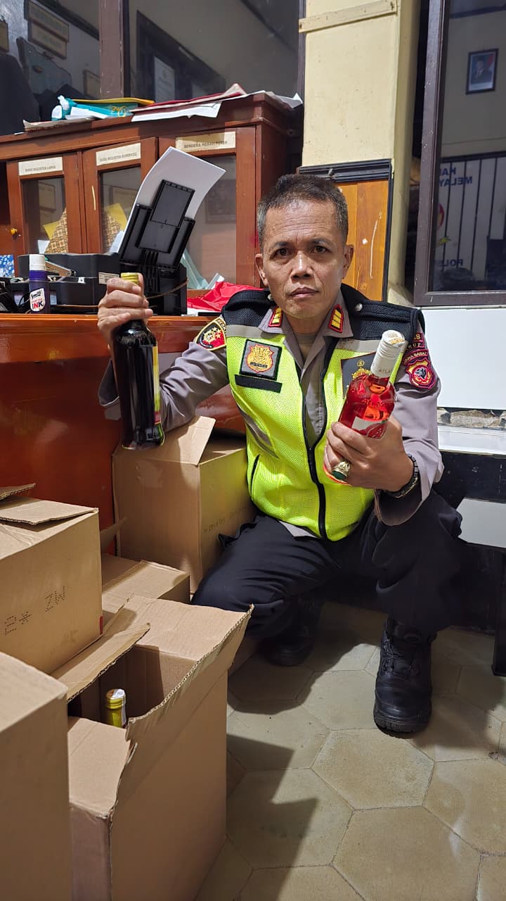 Polsek Cibatu Amankan Ratusan Botol Miras pada Malam Takbiran