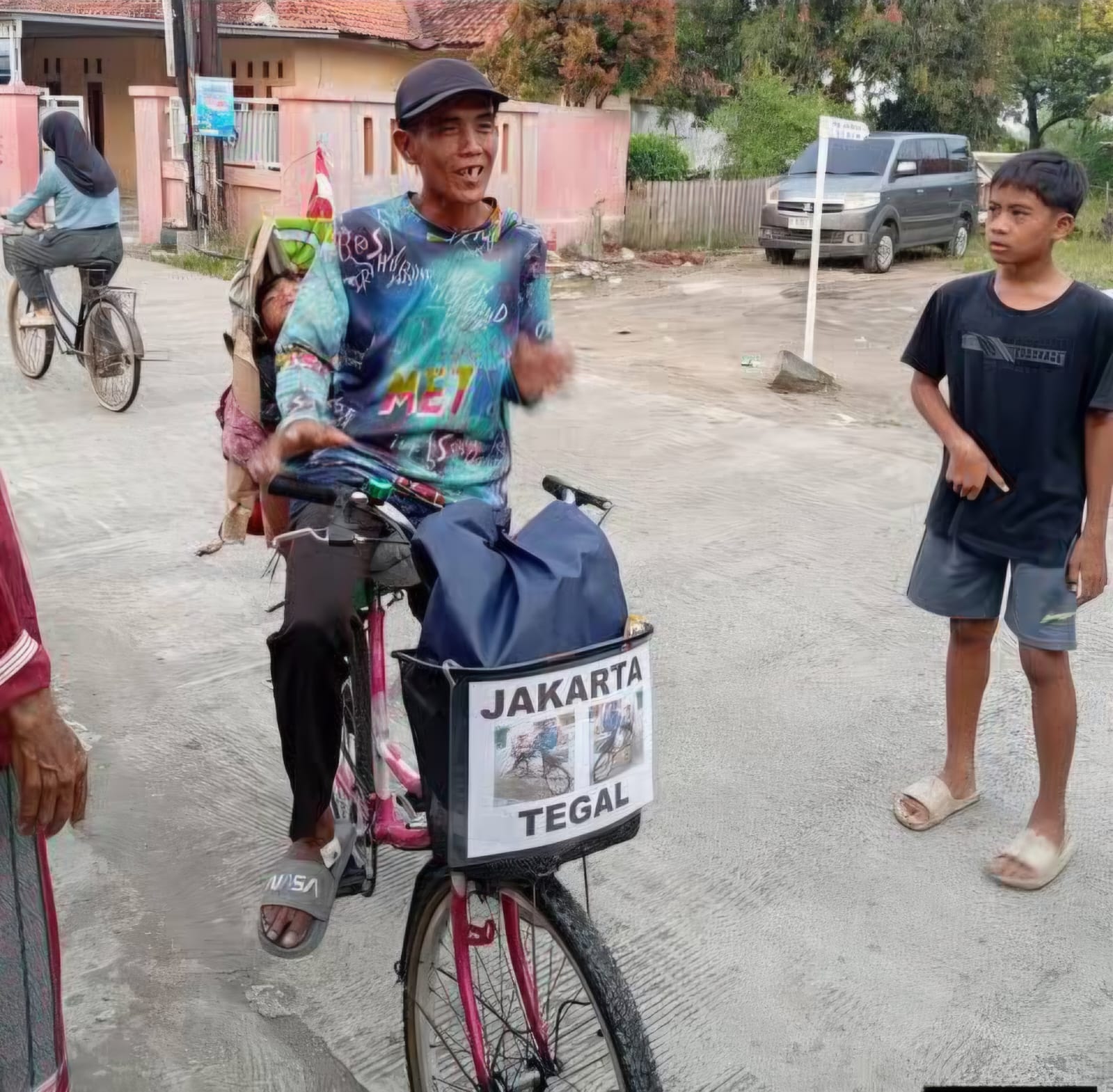Ada Kapolres Penuhi Nazar, Berikan Sepeda Motor untuk Bapak Waskum Pemudik Berkendara Sepeda Ke Tegal