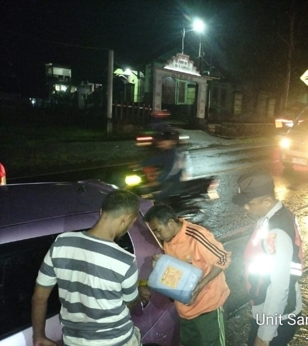 Respon Cepat Layanan 110, Polisi Bantu Pengendara Kehabisan Bensin Di Malangbong