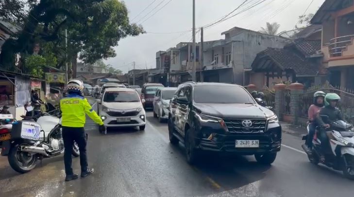 Arus Balik Mulai Padat, Sat Lantas Polres Garut Terapkan CB Pengurasan di Jalur Tasik–Bandung