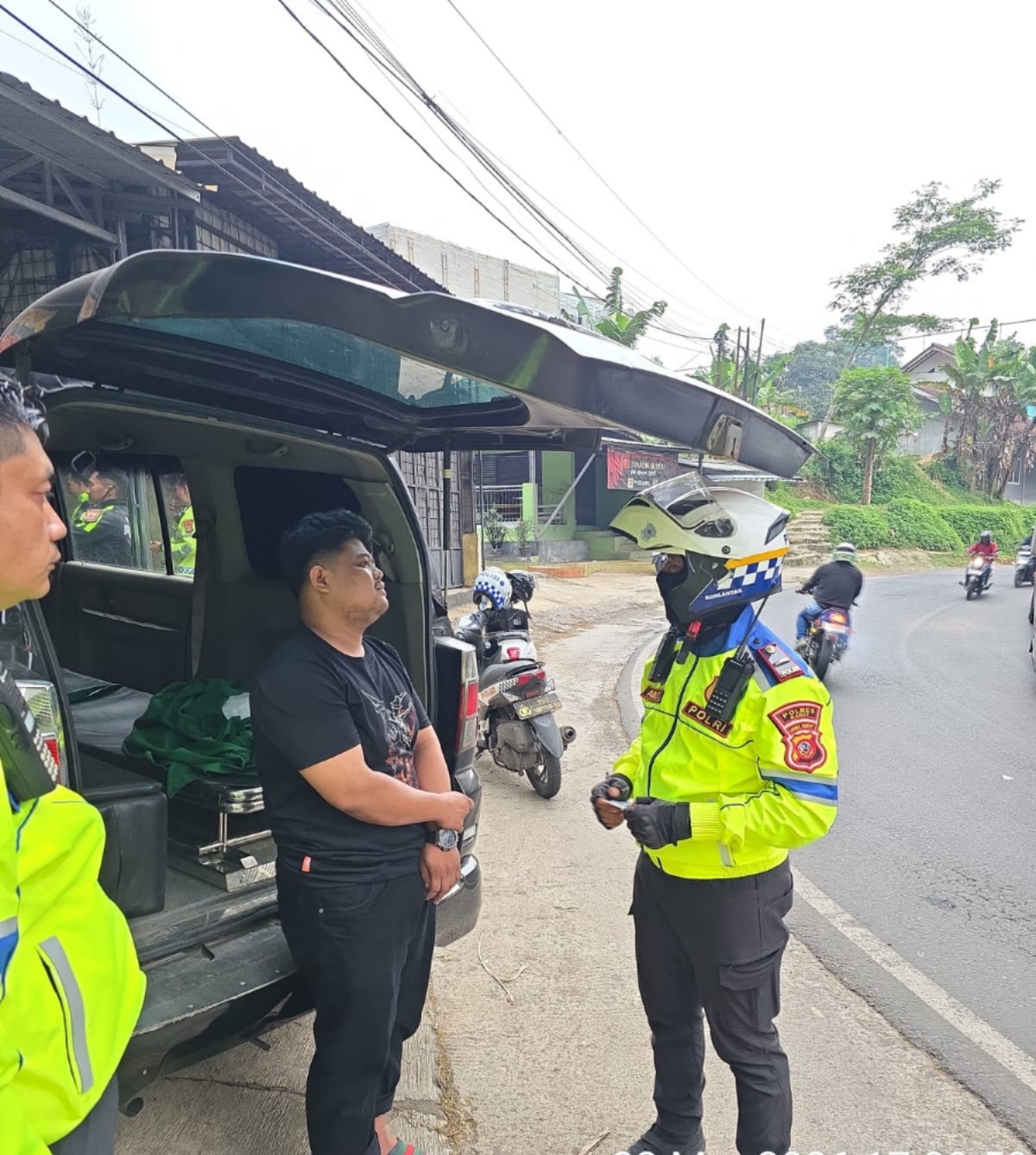 Aksi Ugal-ugalan Sopir Ambulans Dihentikan Polisi, Nyaris Tabrak Petugas di Malangbong