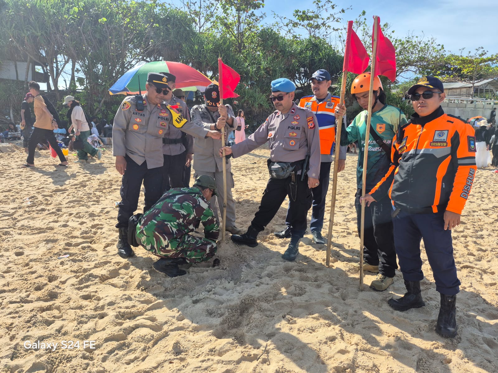 Polsek Wilayah Garut Selatan Pasang Bendera Merah di Pantai Selatan, Wisatawan Diimbau Tidak Berenang Terlalu Tengah