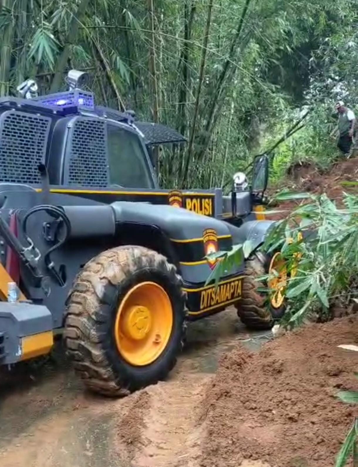 Sigap Tangani Longsor, Polsek Limbangan Bersama Tim Gabungan Buka Akses Jalan Garut–Sumedang