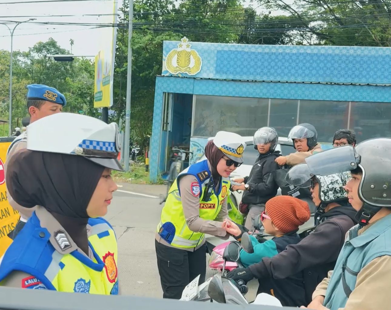 Humanis di Tengah Rekayasa Lalu Lintas, Satlantas Polres Garut Bagikan Makanan untuk Pengendara di Pos Pam Kubang