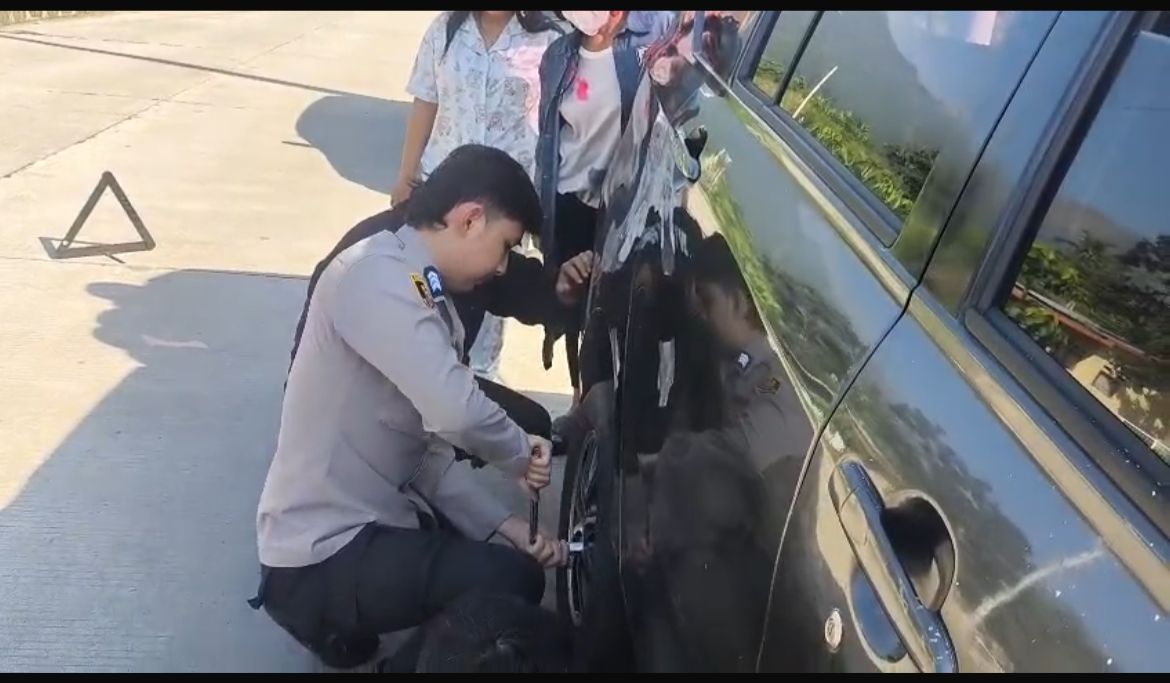 Aksi Humanis Polisi, Bantu Pengendara Ganti Ban Bocor di Jalan Ibrahim Adjie