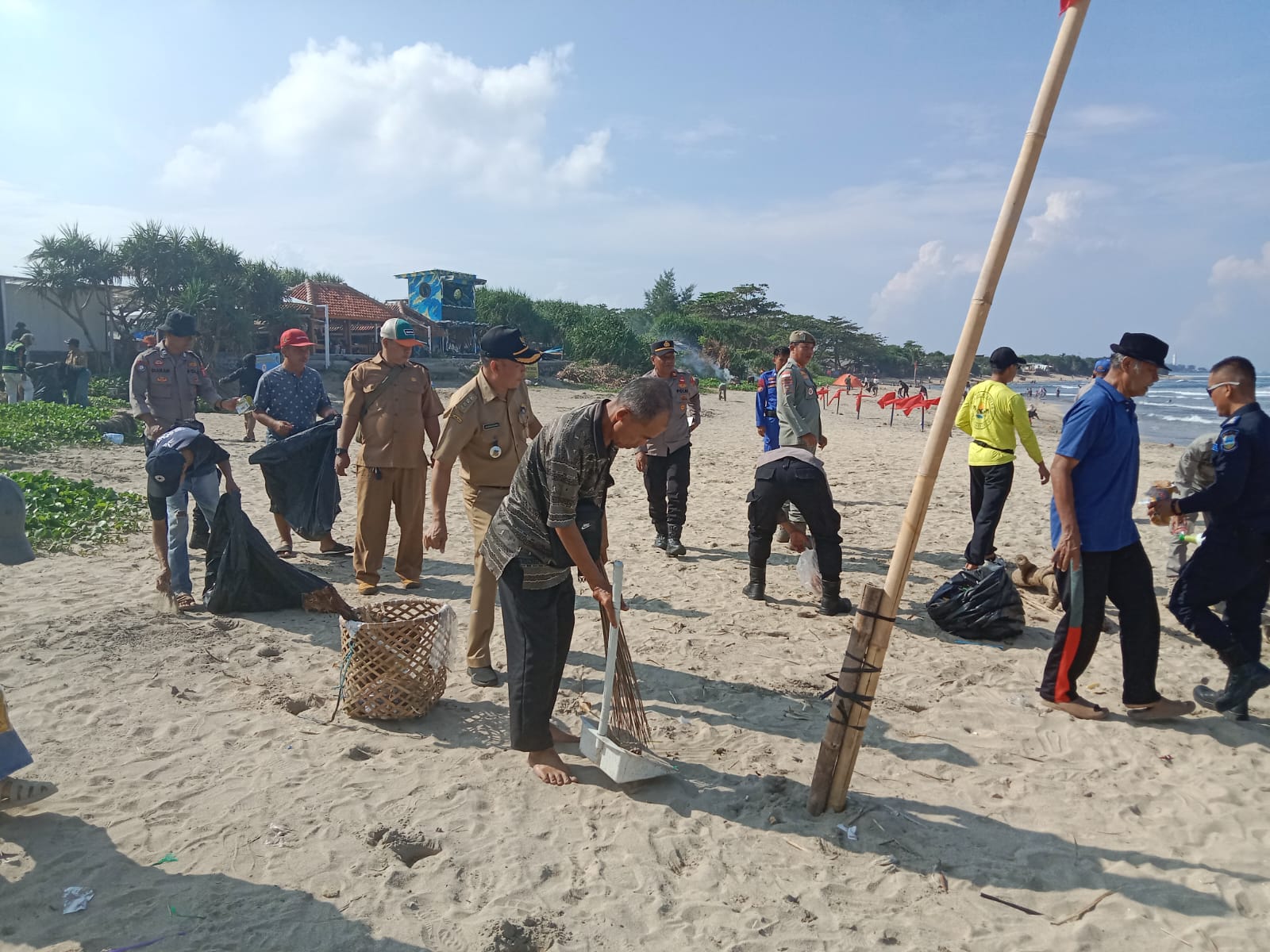 Peduli Lingkungan, Satpolairud Polres Garut Dan Polsek Wilayah Garut Selatan Bersama Warga Bersih-Bersih Pantai Pasca Libur Lebaran