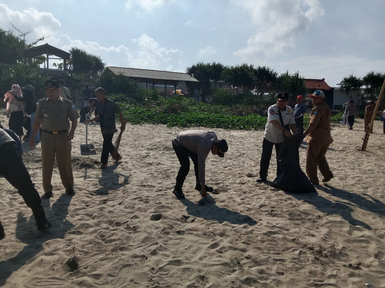 ‎Peduli Lingkungan, Polisi Bersama Warga Bersih-Bersih Pantai Pasca Libur Lebaran