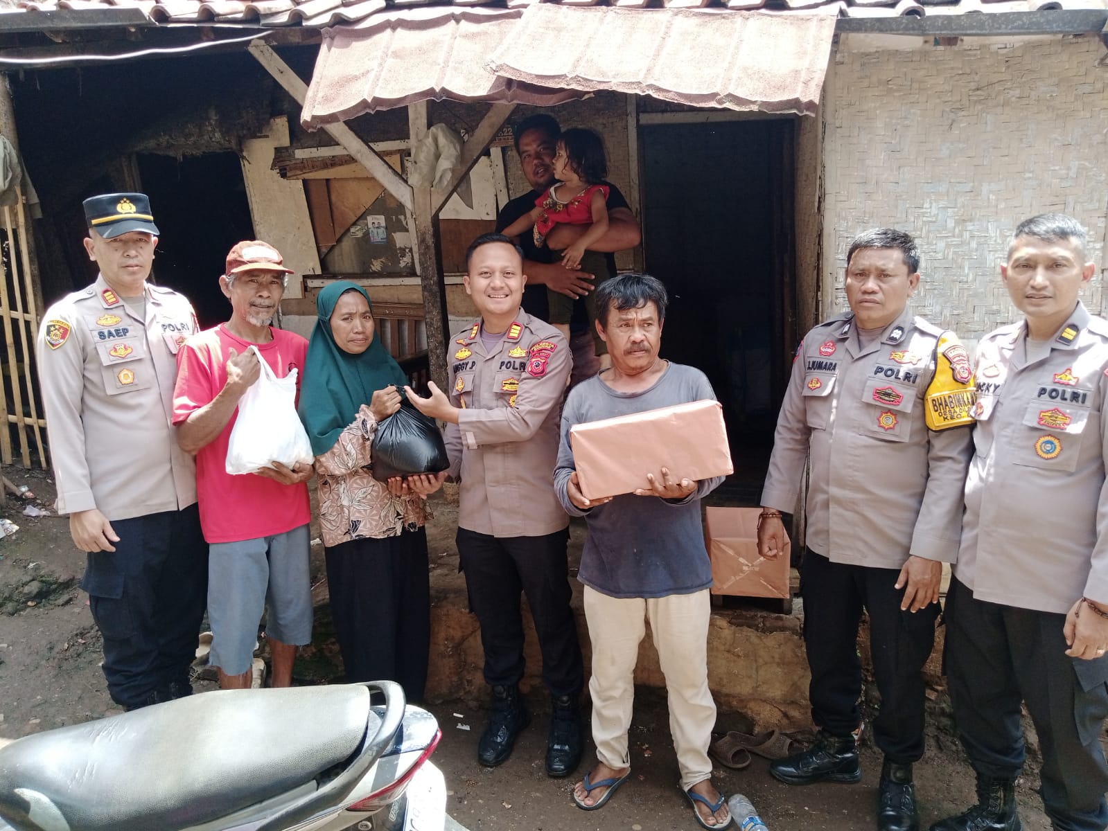 ‎Peduli Sesama, Polisi Salurkan Bantuan Sembako untuk Warga Kurang Mampu