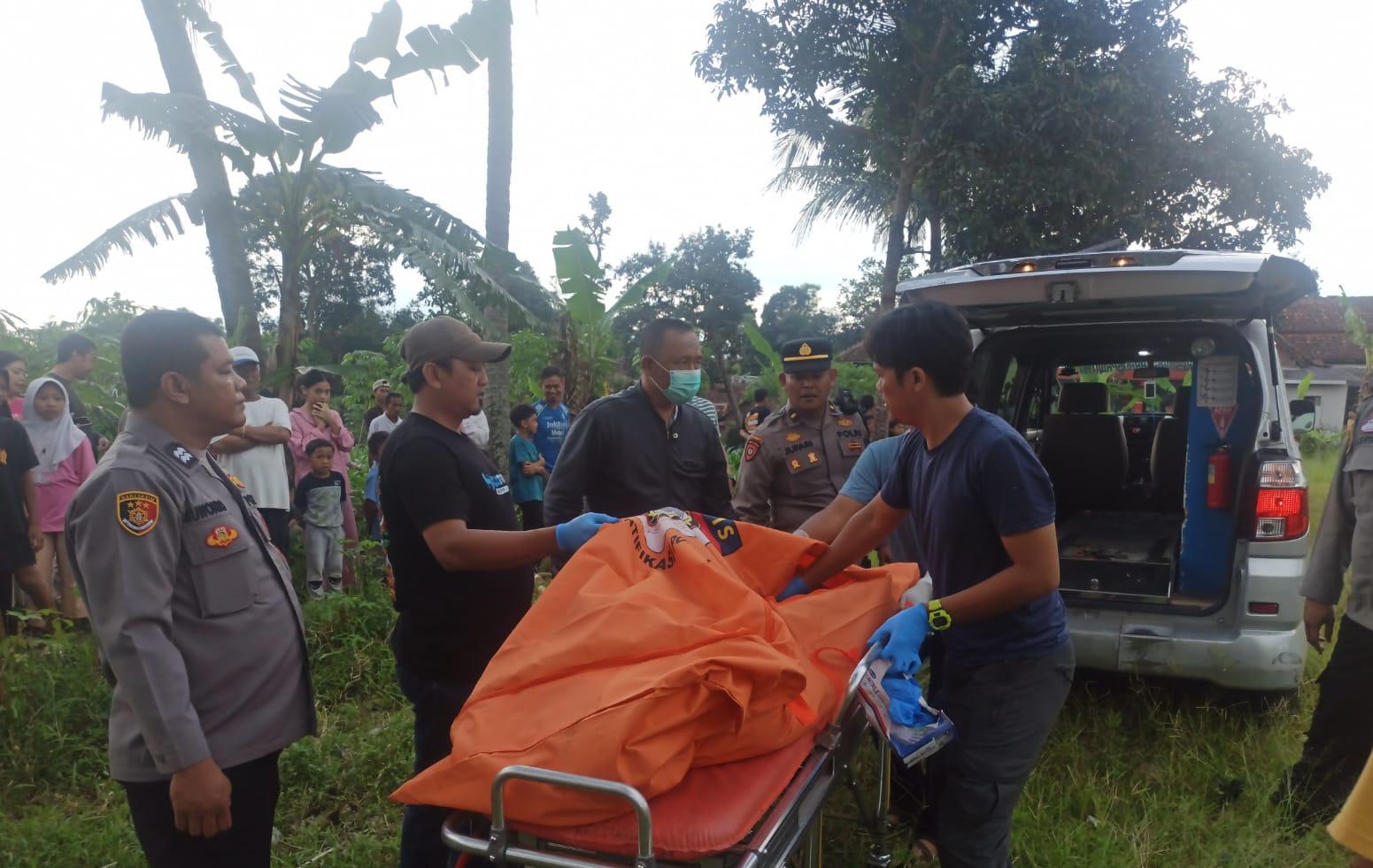 Mayat Pria Ditemukan di Sungai Kering Karangpawitan, Polisi lakukan oleh TKP