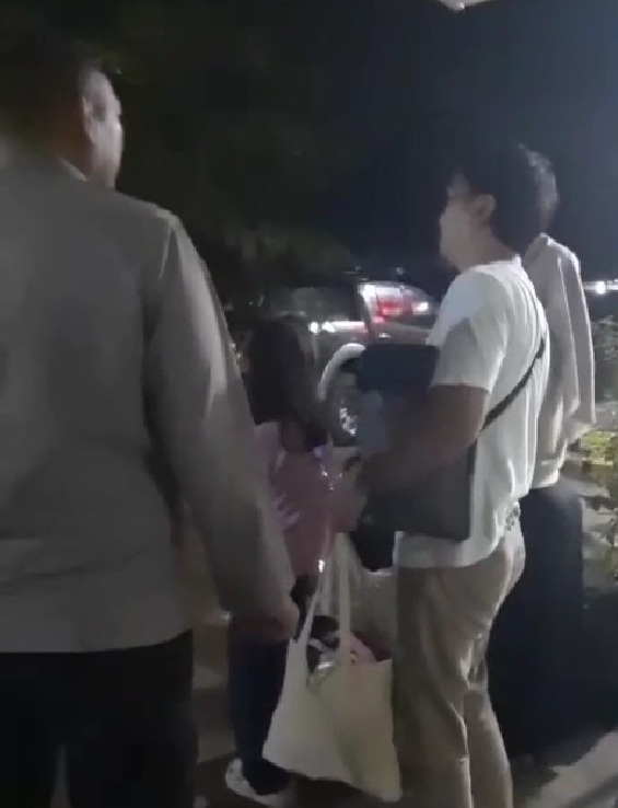 Aksi Humanis Polisi Bantu Keluarga Yang Mobilnya Mogok Dini Hari, Dijemput Motor dan Diantar Sampai Rumah