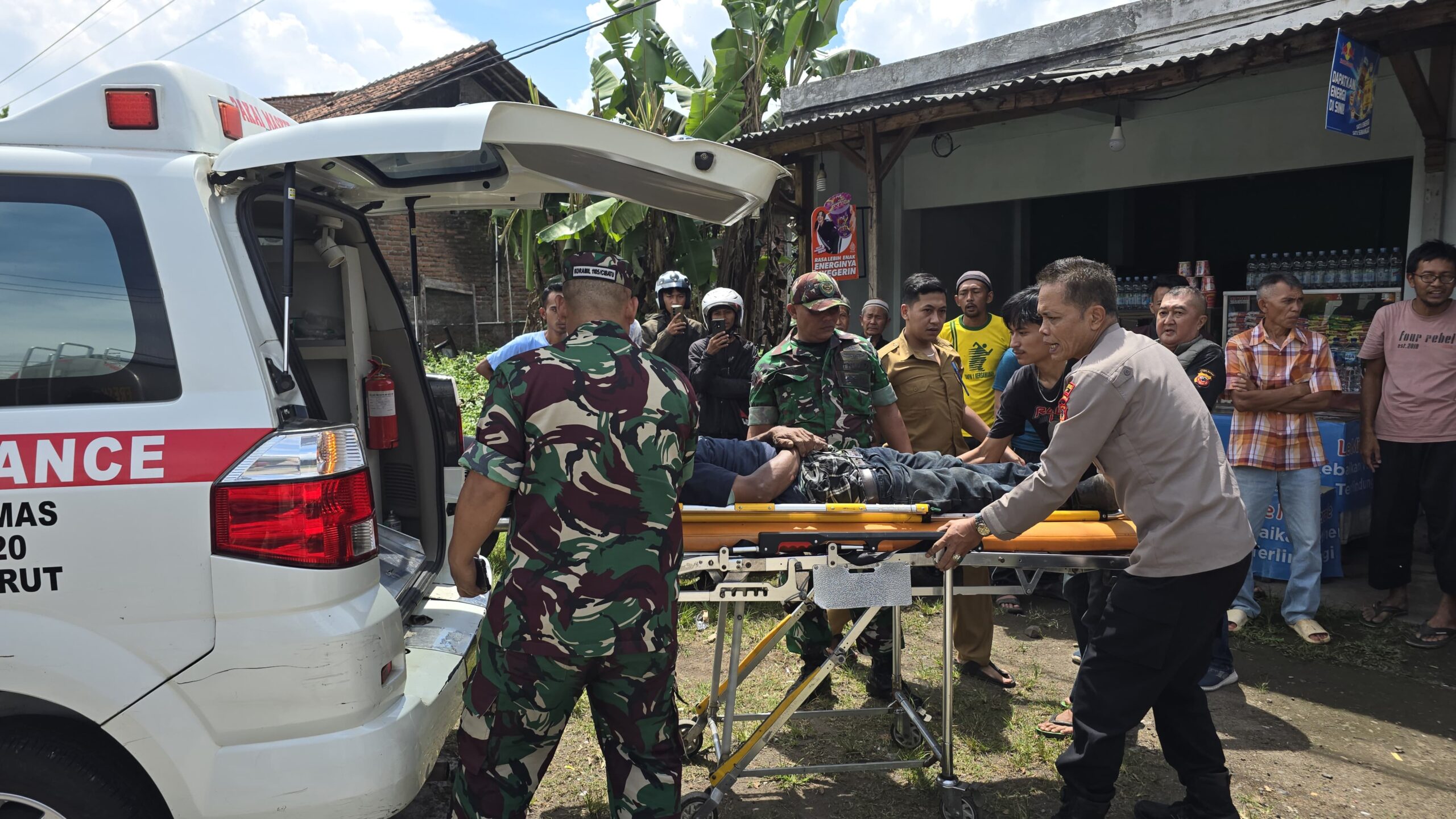 Polisi Evakuasi Korban Tersengat Listrik Saat Pasang Baliho