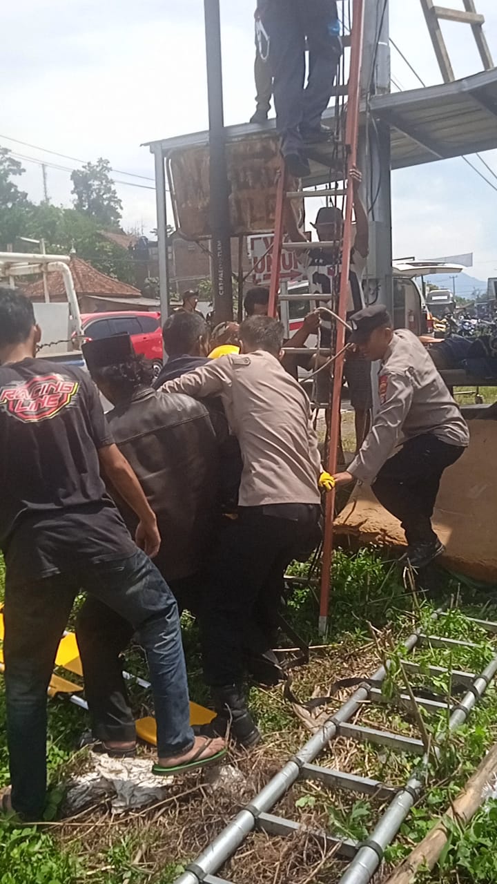 Polisi Evakuasi Korban Tersengat Listrik Saat Pasang Baliho