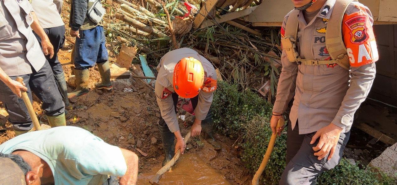 Gerak Cepat Tim SAR Sat Brimob Polda Jabar, Korban Longsor di Sumedang Berhasil Ditemukan