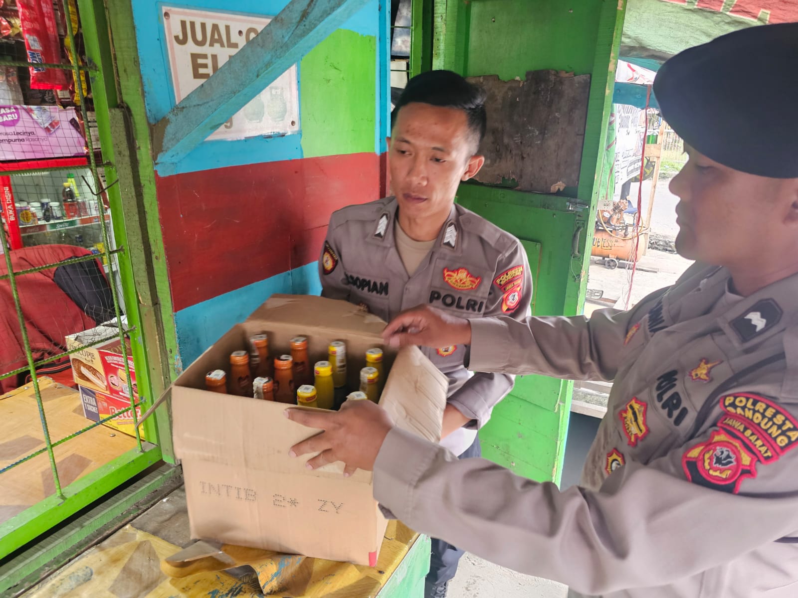 Polisi Razia Warung Pinggir Jalan, Amankan Puluhan Botol Minuman Beralkohol Tanpa Izin‎
