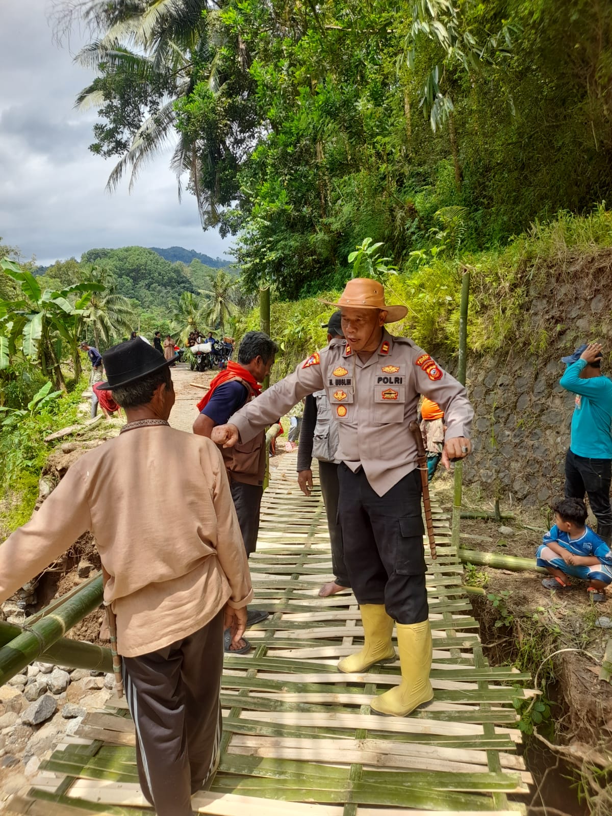 Respons Cepat Bencana, Polri dan Warga Dirikan Jembatan Darurat di Garut