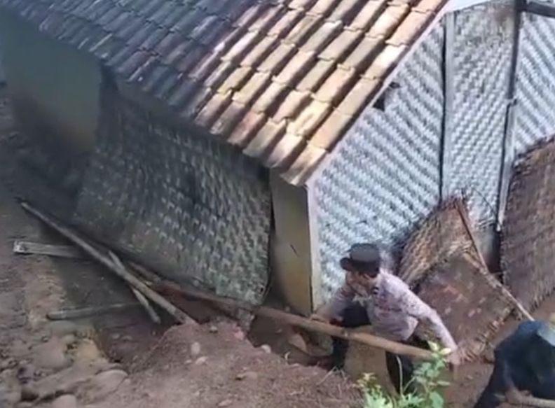 Dari Rutilahu Jadi Layak Huni, Polisi Bantu Warga Caringin‎