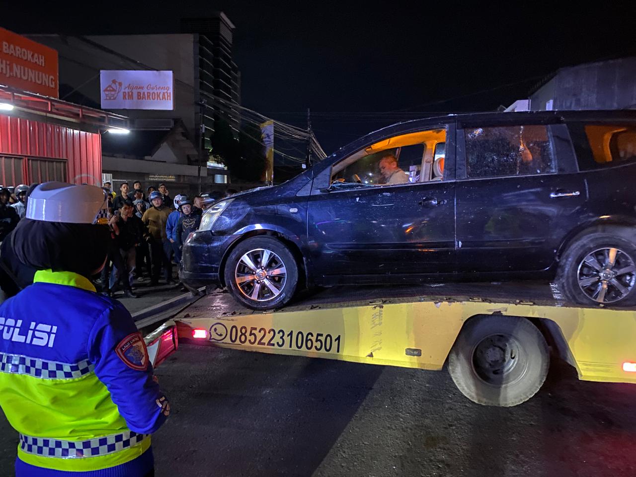 Polisi Tangani Laka Mobil Tabrak Warung Nasi Goreng
