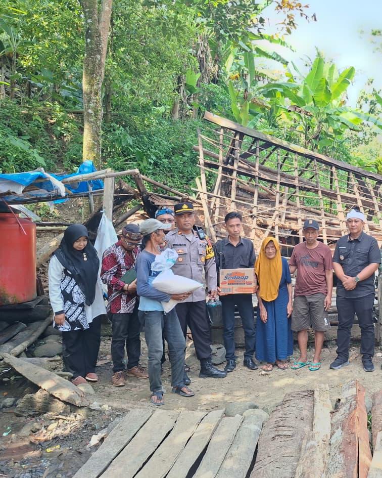 Rumah Panggung Roboh di Cibalong, Polisi Gerak Cepat Lakukan Pengecekan dan Salurkan Bantuan Sembako