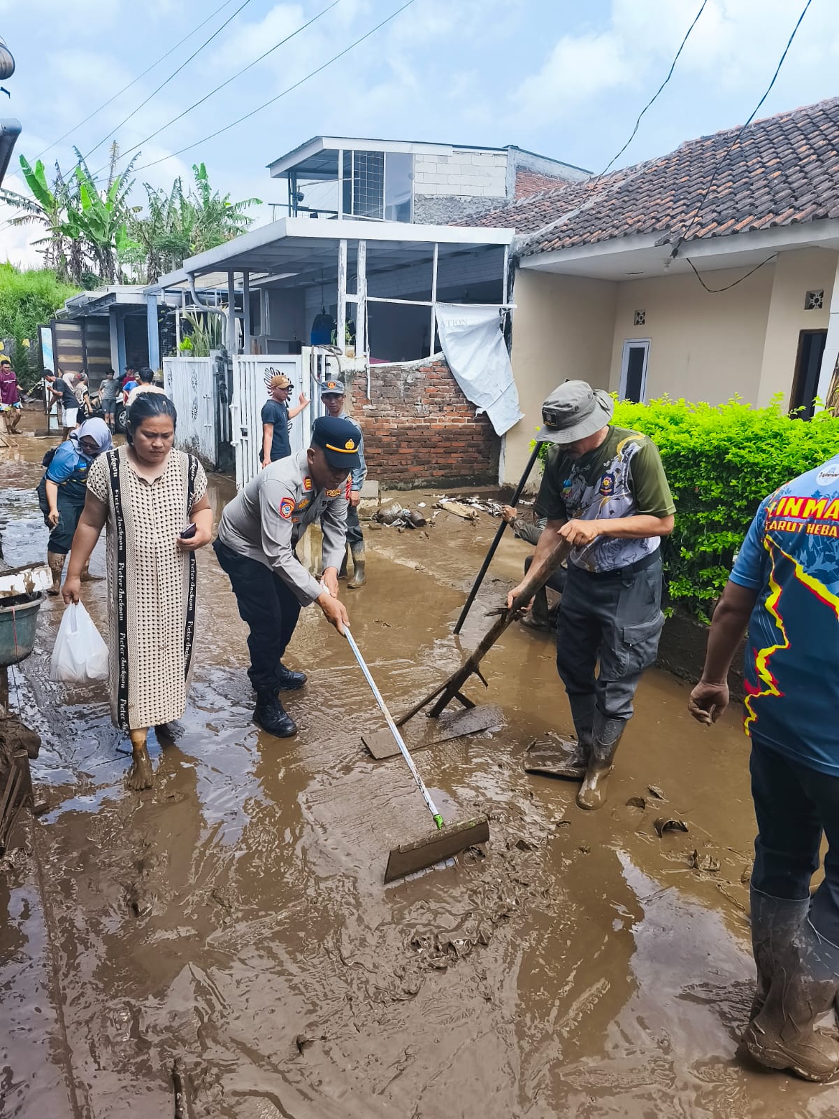 Banjir Rendam Permukiman di Karangpawitan, Polisi Sigap Cek TKP dan Lakukan Penanganan