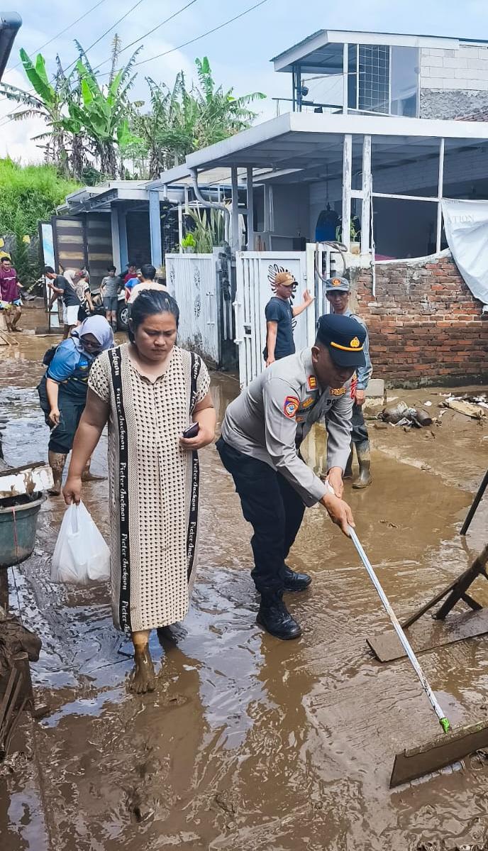 Banjir Rendam Permukiman di Karangpawitan, Polisi Sigap Cek TKP dan Lakukan Penanganan‎