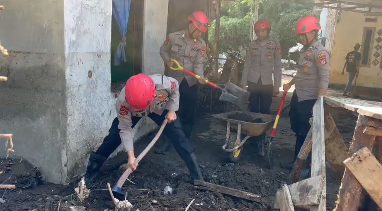 Polisi Kembali Bersihkan Material Bekas Banjir di Karangpawitan
