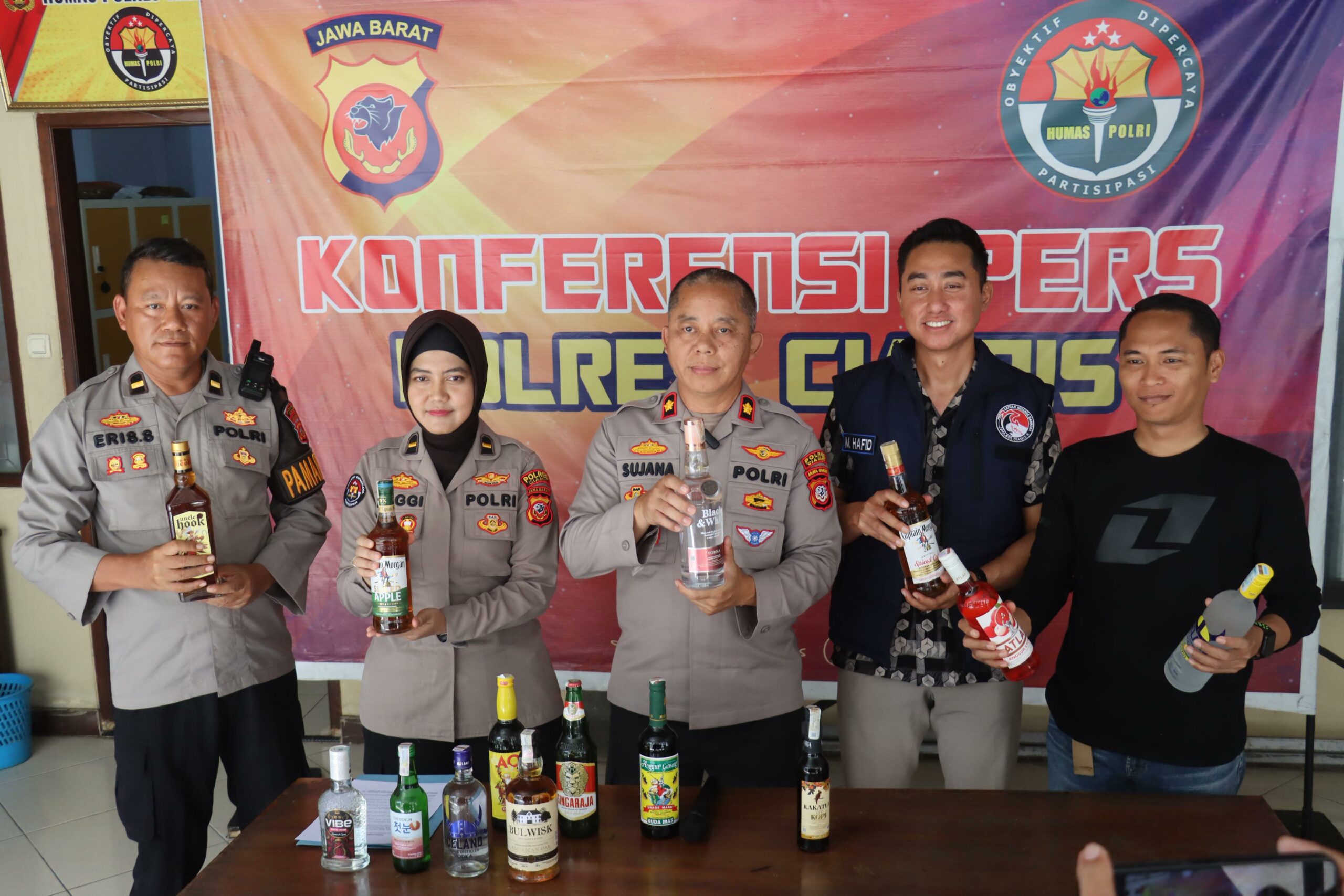 Polisi Amankan Ribuan Botol Miras Ilegal, Tiga Orang Diamankan Polisi