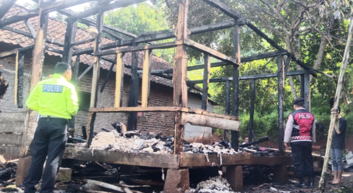 Polsek Limbangan Tangani Kebakaran Rumah Panggung, Diduga Akibat Ledakan Korek Gas