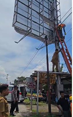 Polsek Cibatu Evakuasi Korban Tersengat Listrik Saat Pasang Baliho