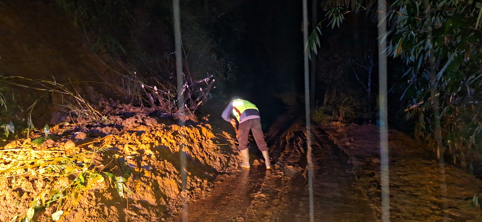 Hujan Deras Picu Longsor di Pamulihan, Polisi Sigap Cek Lokasi Bencana