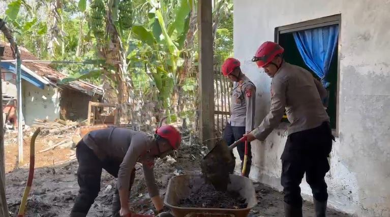 Polres Garut Kembali Bersihkan Material Bekas Banjir di Karangpawitan