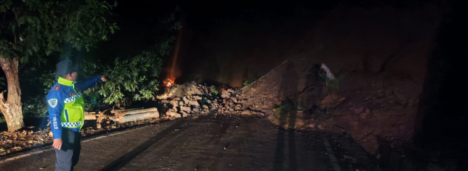 Respon Cepat Polsek Bungbulang Tangani Longsor Putuskan Akses Jalur di Wangunjaya