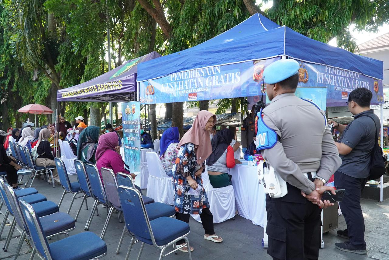 Jumat Berkah, Polisi Berikan Pengobatan dan Makan Gratis Kepada Ratusan Warga di Alun-Alun Soreang