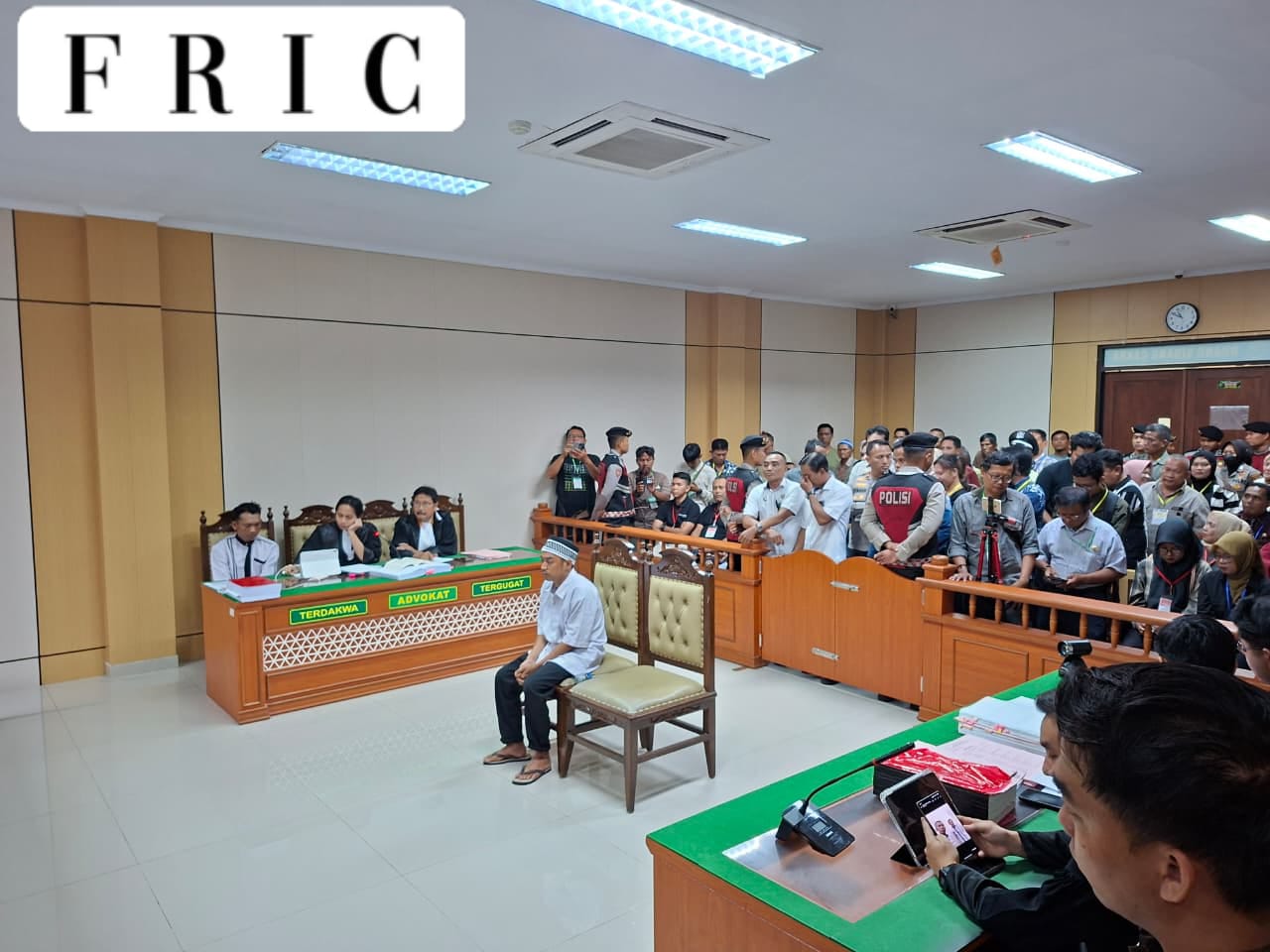 Manuver Kejutan di PN Indramayu: Saksi Mahkota Pecat Toni RM, Babak Baru Kasus Paoman Dimulai Manuver Kejutan di PN Indramayu: Saksi Mahkota Pecat Toni RM, Babak Baru Kasus Paoman Dimulai