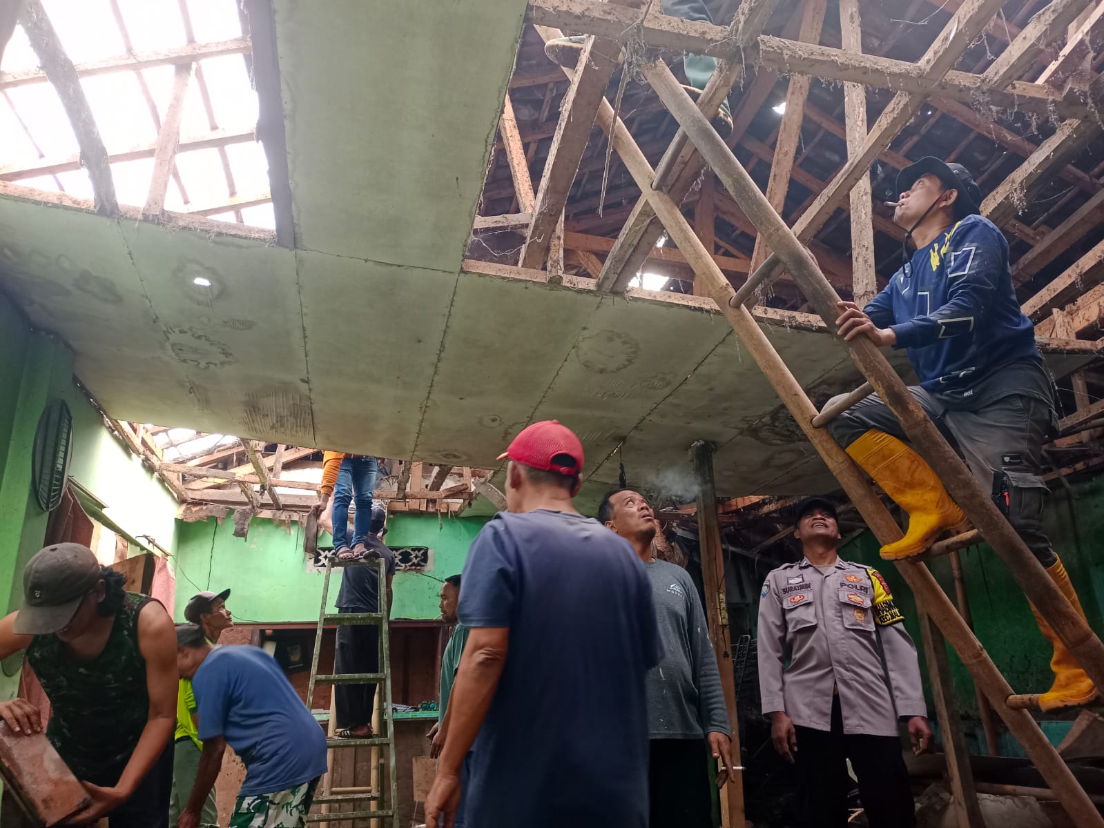 Polsek Malangbong Tanggap Bencana, Rumah Warga Ambruk Diterjang Hujan