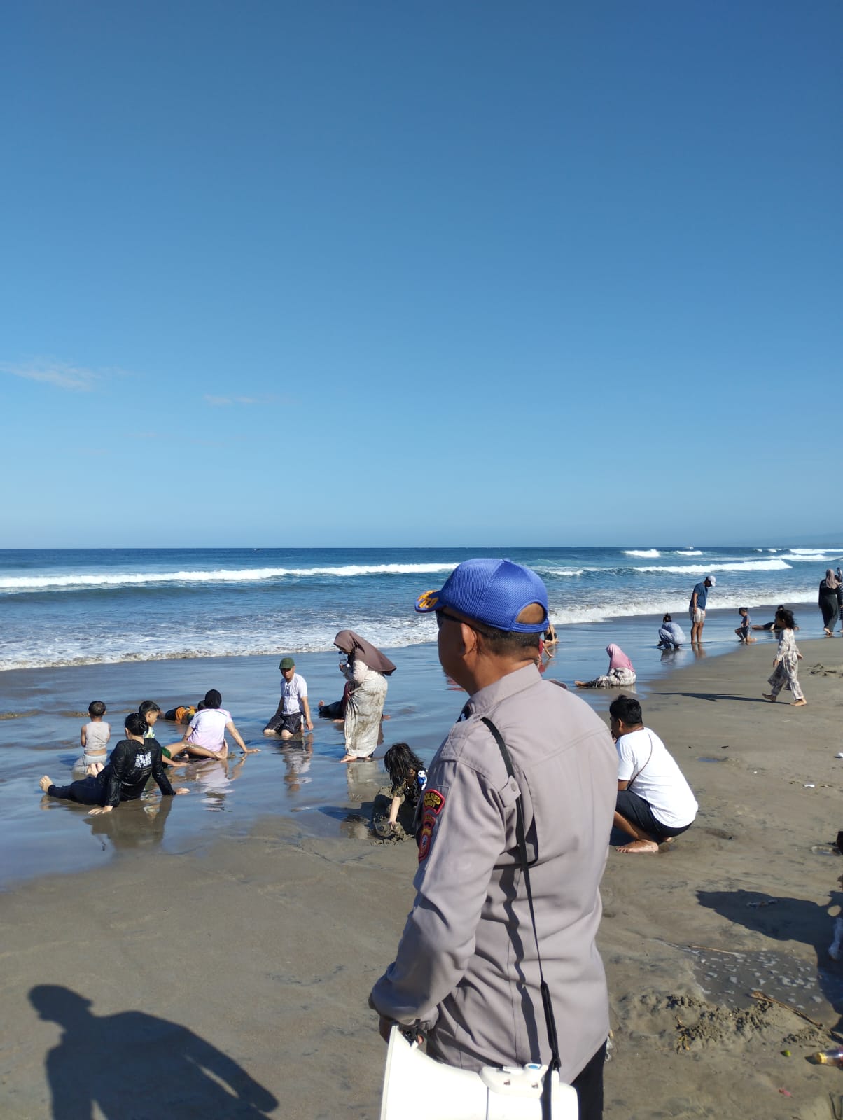 Satpolairud Polres Garut Intensifkan Patroli dan Himbauan di Pantai Karang Papak Selama Long Weekend